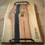 Platou servire din lemn de nuc cu insertie de rasina neagra