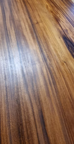 Blat masiv de nuc cu grosimea de 5.6 cm, evidențiind culorile calde și fibra pronunțată a lemnului slefuit impecabil.