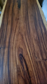 Blat de nuc cu lățime între 92 și 118 cm, păstrând forma organică a copacului pe margini.