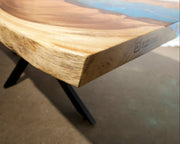 Yukon, blat masa sufragerie din lemn masiv de nuc cu margine naturala aspect rustic modern