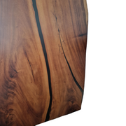 Yangtze. Blat de masă de dining din lemn de nuc natural și rășină epoxy, ideală pentru decorul rustic sau contemporan.