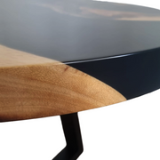 Detaliu blat 4 cm grosime din Nuc si rasina neagra, finisaj satinat, arătând unghiul de imbinare nuc-epoxy.