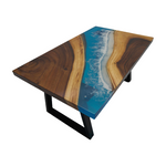 Masă de cafea din lemn masiv de nuc cu inserții de rășină epoxy, unicat pentru living.