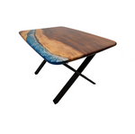 Masa dining cu insertii de rasina epoxidica care reproduc valurile marii, laguna