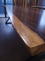 Masă de conferință din lemn de nuc si epoxy cu nuanțe calde și model unic al lemnului de nuc masiv, margine naturala, grosime robusta 5,6 cm, finisaj satinat