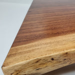 Apropiere margine naturală de lemn de nuc neprelucrat, cu textură și forma unică