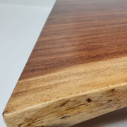 Apropiere margine naturală de lemn de nuc neprelucrat, cu textură și forma unică