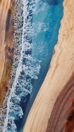 Adaugă magia mării în casa ta cu această masă din lemn de nuc și valuri de rășină albastră - fiecare bucată este unică