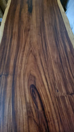 Blat de nuc cu lățime între 92 și 118 cm, păstrând forma organică a copacului pe margini.