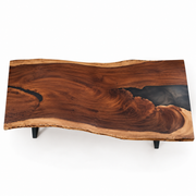 Masa de dining unică „Mekong” din lemn masiv de nuc  și rășină epoxidică. Dimensiuni 246x116/92/90 cm, grosime 5,6 cm.