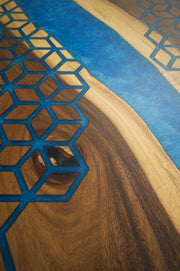 Amazon, masa living din lemn masiv de nuc cu insertie de rasina epoxidica albastru tip fagure finisaj satinat 200x90x3.9 cm