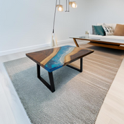 Chania, masuta cafea din lemn de nuc cu rasina epoxidica albastra transparent si valuri albe 