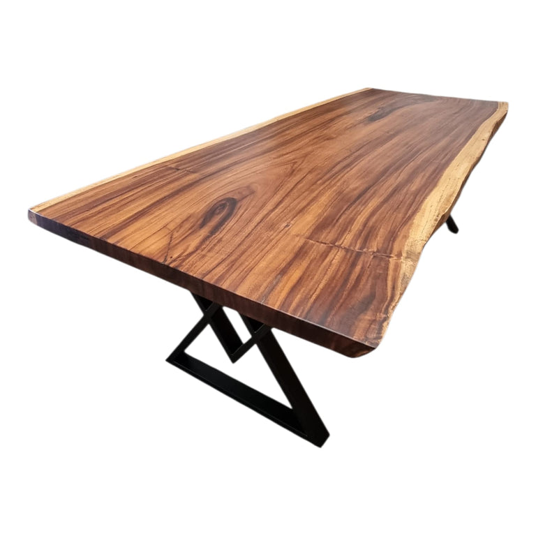 Masa dining din lemn masiv de nuc, lungime 240 cm, margini naturale live edge, grosime blat 5.6 cm, picioare metalice negre moderne.
