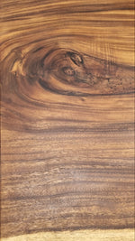 Desenul natural al fibrei de nuc cu noduri autentice și nuanțe de ciocolatiu, finisat premium.