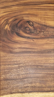 Desenul natural al fibrei de nuc cu noduri autentice și nuanțe de ciocolatiu, finisat premium.