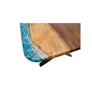 Detalii ale îmbinării perfecte dintre lemnul de nuc și rășina epoxidică