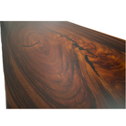  Chocolate River, imagine detaliată a texturii lemnului de nuc și a rășinii epoxidice pe o masă de dining