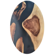 Vedere de sus a blatului de Nuc cu Rasina Neagră, forma ovală 100x60 cm. Se observă detaliul granulației unice a lemnului masiv și finisajul satinat premium, care conferă blatului un aspect mat, elegant, perfect pentru o măsuță de cafea River Table.