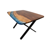  Masa dining cu insertii de rasina epoxidica care reproduc valurile marii, laguna