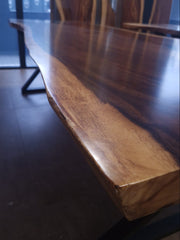 Masă de conferință din lemn de nuc si epoxy cu nuanțe calde și model unic al lemnului de nuc masiv, margine naturala, grosime robusta 5,6 cm, finisaj satinat 