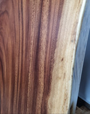 Apropiere la fibrele naturale ale lemnului de nuc, cu variații de culoare și textură.Suprafața lustruită a mesei din lemn de nuc, grosime 5.7 cm – finisaj protejat și neted