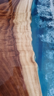 Textura fibrelor lemnului de nuc sub finisaj lucios protejat – masă dining 200x90x4,6 cm