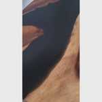 O privire de aproape asupra măiestriei: textura bogată a lemnului de Nuc, contrastul intens al rășinii epoxidice negre și finisajul profesional satinat. Vezi de ce această masă este o piesă de mobilier unică și de durată pentru livingul tău.