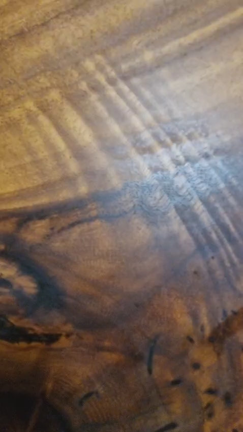 Cadru video cu finisajele deosebite ale mesei de nuc, subliniind masivitatea blatului de peste 5 cm.