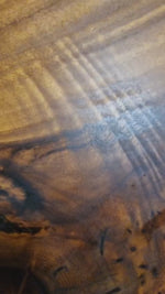 Cadru video cu finisajele deosebite ale mesei de nuc, subliniind masivitatea blatului de peste 5 cm.