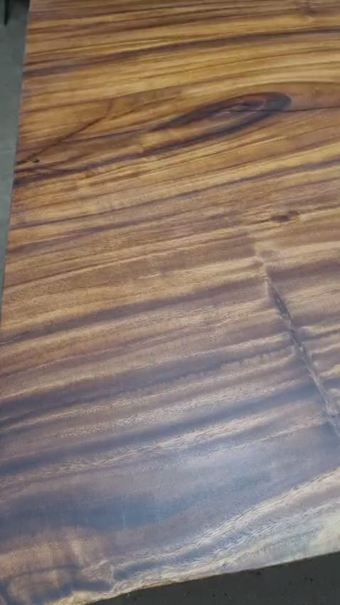 Video cu reflexiile naturale ale lemnului de nuc sub lumină, arătând textura fină și culorile vii