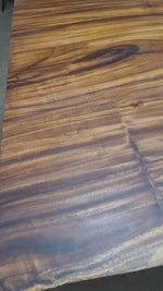 Video cu reflexiile naturale ale lemnului de nuc sub lumină, arătând textura fină și culorile vii